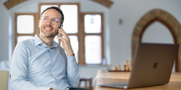 Ernst am Telefon